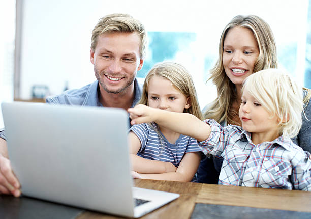 مشاوره دیجیتال مارکتینگ سلامت و آموزش سئو برای روانشناسان کودک و نوجوان در شیراز: جذب خانوادهها و اعتمادسازی آنلاین - مادر و کودک در حال تعامل