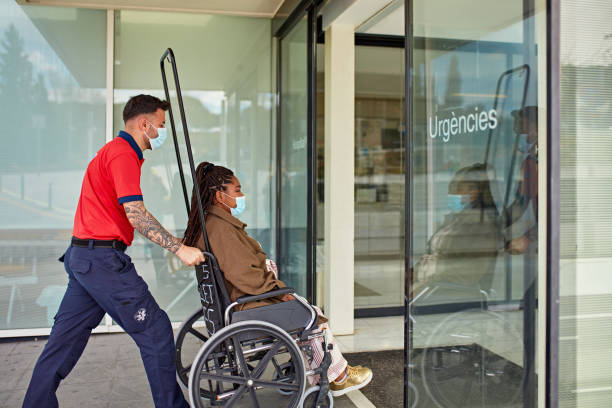 تیم پزشکی در حال انتقال بیمار به بخش اورژانس برای افزایش دسترسی بیماران و بازاریابی دیجیتال سلامت 2026