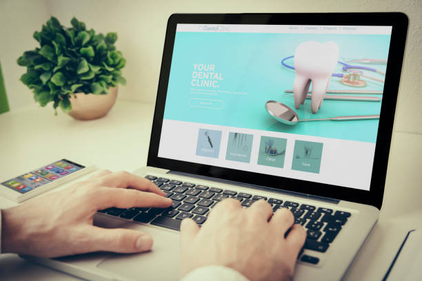 سئو سایت پزشکان ایمپلنت در شیراز: مطب دندانپزشکی مدرن با لپتاپ نمایشدهنده وبسایت بهینه شده