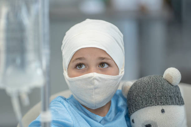 نرمافزارهای مدیریت بیمارستان و CRM پزشکی برای بیمارستان فوق تخصصی کودکان در تهران: توسعه وب سلامت با سئو تخصصی پزشکی - زن جوان بیمار انکولوژی با ماسک