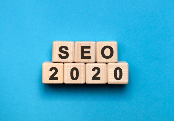 استراتژی سئو ۲۰۲۶ - کلمات SEO 2026 بر روی بلوکهای چوبی