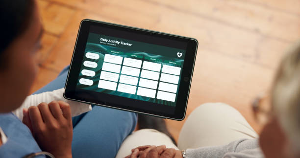 پزشک و بیمار سالمند در حال مشاهده تبلت برای برنامه ریزی فعالیت روزانه: طراحی UX بیمارمحور و نوبتدهی آنلاین برای مراکز توانبخشی عصبی و جسمی در شیراز: جذب مراجعین با مشاوره دیجیتال مارکتینگ سلامت ۲۰۲۶