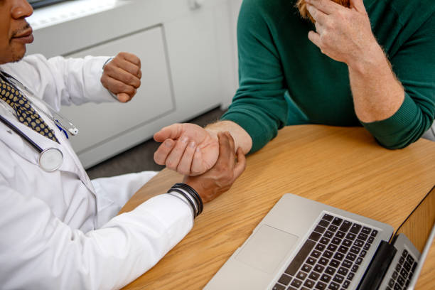 توسعه وب و پیادهسازی CRM پزشکی برای آزمایشگاههای تشخیص طبی در اهواز: معاینه پزشکی برای مرد مو قرمز و دکتر - ارتباط با مراجعین پزشکی