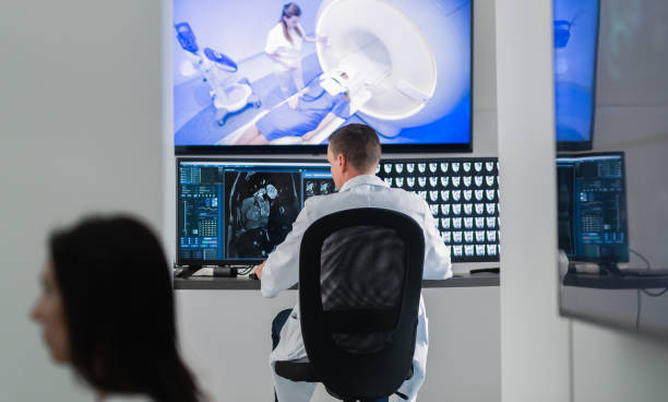 تیم متخصص پزشکی در حال تحلیل اسکنهای پزشکی در یک مرکز تصویربرداری، نشاندهنده اهمیت طراحی UX بیماران و وبسایت سلامت پزشکی