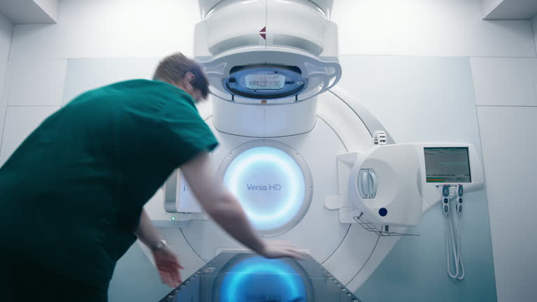 نرمافزارهای مدیریت بیمارستان و CRM پزشکی برای مراکز فوق تخصصی سرطان در تهران: متخصصان پزشکی در حال آمادهسازی تجهیزات برای رادیوتراپی در کلینیکی مدرن