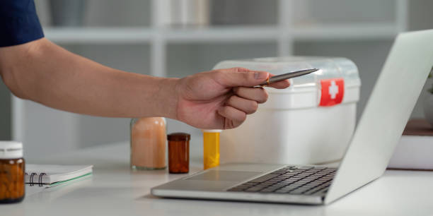 دانشجوی پزشکی در حال استفاده از تلفن هوشمند برای مدیریت نسخه و اطلاعات سلامت - CRM پزشکی داروخانه و مدیریت ارتباط با مشتری پزشکی