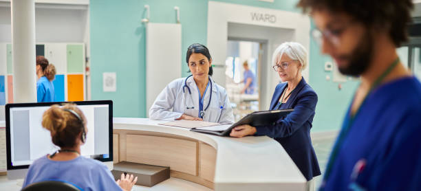 CRM بیمارستانی در تبریز: تیم پزشکی در حال گفتوگو با مدیر برای بهینهسازی فرآیندها