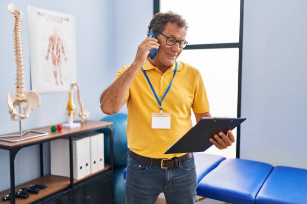 توسعه وب حرفهای و CRM پزشکی برای مراکز فیزیوتراپی در تبریز: فیزیوتراپیست در حال صحبت با بیمار درباره نوبت آنلاین