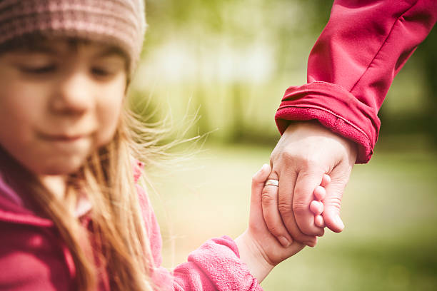 طراحی سایت پزشکی حرفهای و وردپرس دندانپزشکی کودکان در یزد - مادر و دختر در حال پیادهروی