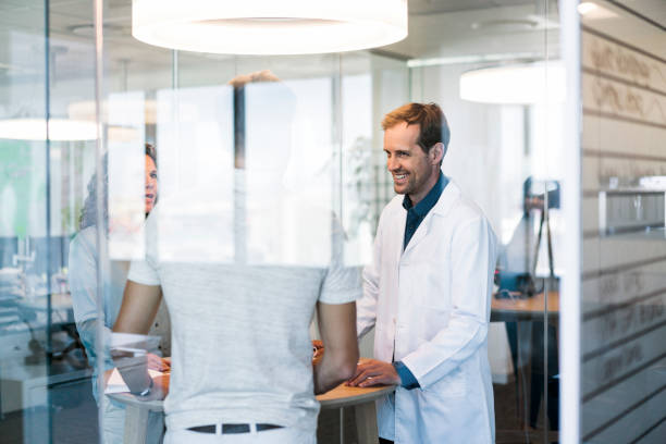 طراحی UX بیمارمحور برای مطبهای ایمپلنت دندان در شیراز: تیم پزشکی در حال بحث و همکاری