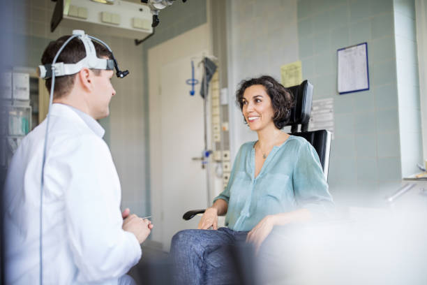 ارتقاء طراحی UX بیماران برای فوق تخصصین مغز و اعصاب در تهران: یک بیمار خوشحال در حال ویزیت پزشک، نشاندهنده تجربه بیمار نورولوژی موفق