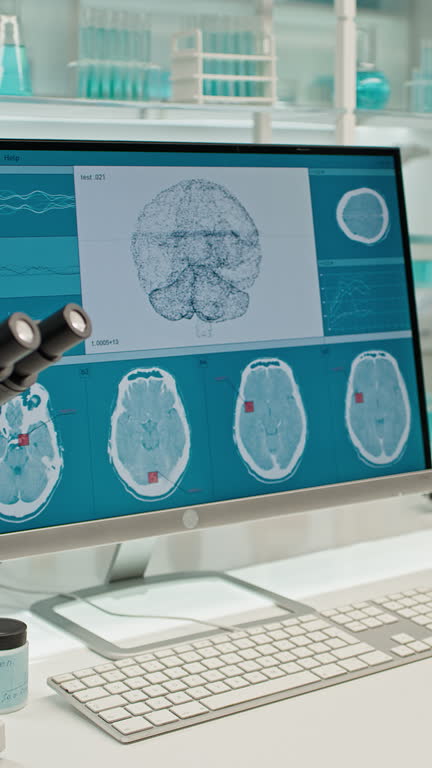 ایستگاه کاری کامپیوتر در آزمایشگاه تحقیقات عصبشناسی - سیستم مدیریت کلینیک عصبی و توسعه وب