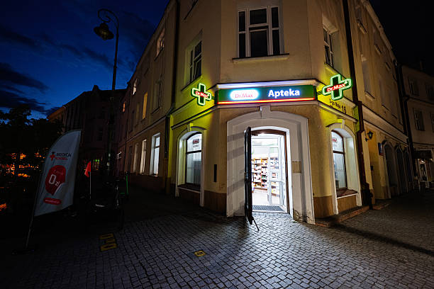 سایت داروخانههای شبانهروزی در قم و پشتیبانی وبسایت درمانی: دسترسی مداوم وبسایت سلامت در شب