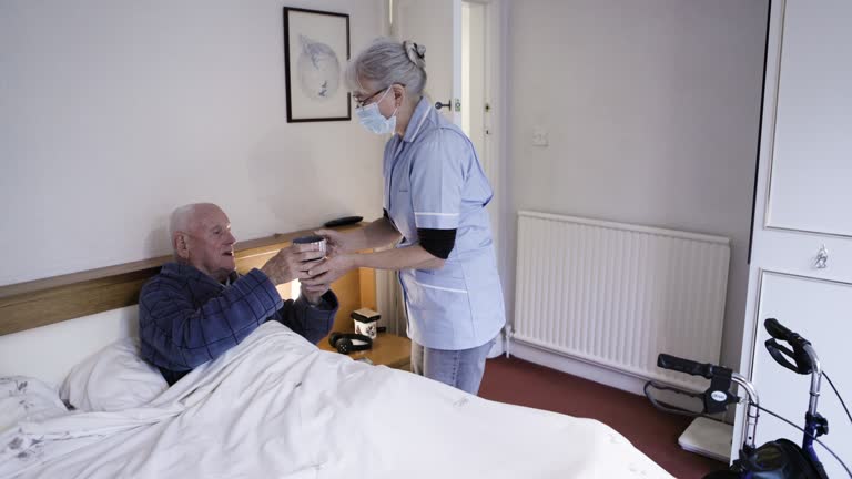 پرستاری در حال ارائه خدمات به سالمند، وبسایت سلامت اعتمادساز برای مراکز مراقبت طولانیمدت ۲۰۲۶