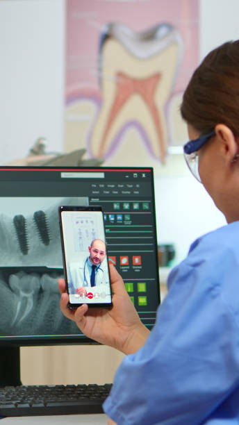 پرستار در حال تماس تصویری با دندانپزشک متخصص - مشاوره دیجیتال مارکتینگ سلامت و بازاریابی کلینیک دندانپزشکی