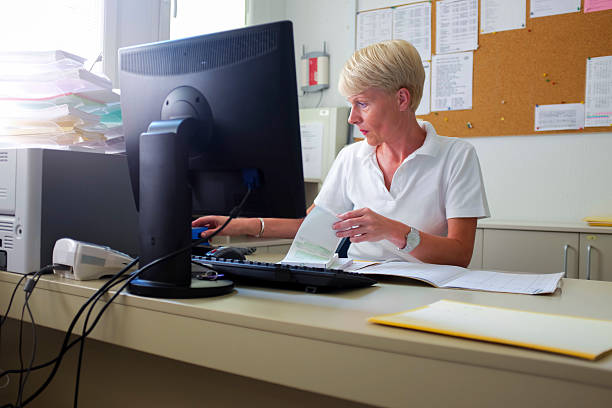 کادر درمانی در حال استفاده از پرتال نوبتدهی آنلاین پزشکی و CRM پزشکی در مطب - بهینهسازی مدیریت مطب - طراحی پرتال نوبتدهی آنلاین و CRM پزشکی برای فوق تخصص قلب و عروق و اینترونشنال کاردیولوژی در تهران: بهینهسازی مدیریت مطب ۲۰۲۶