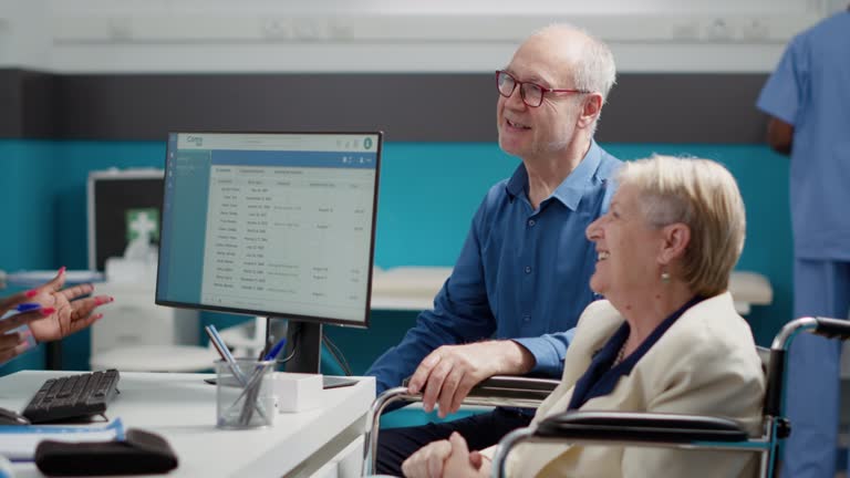 طراحی تجربه کاربری بیماران و نوبتدهی آنلاین هوشمند برای مراکز فیزیوتراپی در مشهد: بیمار مسن در حال معاینه با پزشک، بهبود تجربه کاربری سلامت