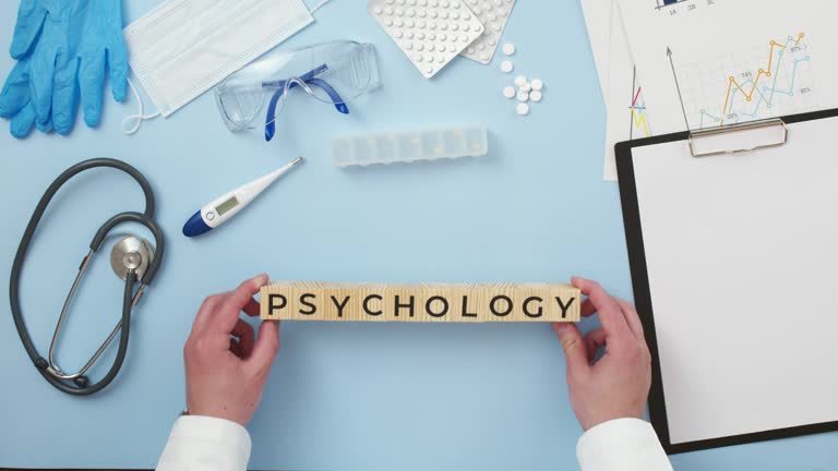 مفهوم روانشناسی با مکعبهای چوبی - آموزش سئو کلینیک روانشناسی و بازاریابی اینترنتی روانشناسان