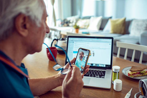 تصویر مشاوره آنلاین با پزشک. طراحی UX بیماران برای مراکز سالمندان در ساری، سلامت دیجیتال سالمندان، وبسایت مراکز درمانی