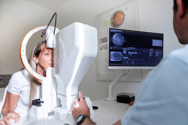 جذب بیمار آنلاین برای کلینیک هومیوپاتی - تصویری از پزشک در حال معاینه بیمار