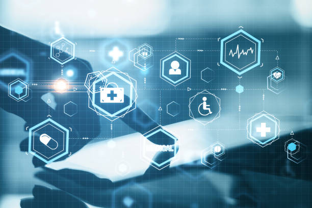 طراحی UX بیمارمحور برای فوق تخصص مغز و اعصاب در کرمان: دستی که از تبلت با هولوگرام پزشکی در حال استفاده است و خدمات دیجیتال پزشکی