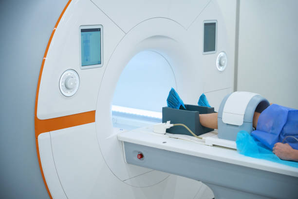 طراحی پرتال نوبتدهی آنلاین برای مراکز MRI و CT Scan در تبریز: ارتقاء CRM پزشکی و تجربه بیمار - بیمار در حال آماده شدن برای امآرآی