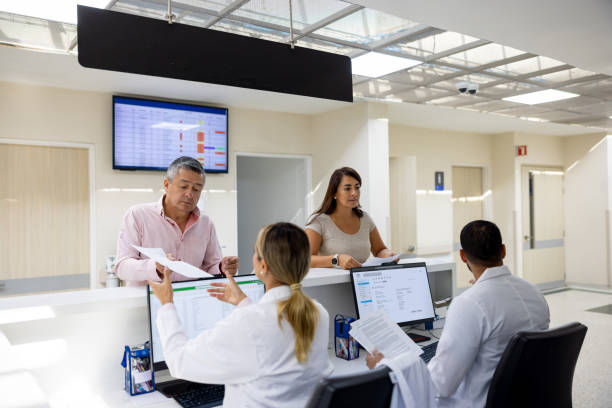 پیادهسازی CRM پزشکی و نرمافزارهای مدیریت مطب - بیماران در حال ثبتنام و گفتگو با پرستاران در پذیرش