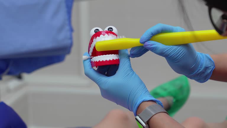 طراحی پرتال نوبتدهی آنلاین و CRM پزشکی برای دندانپزشکی کودکان در اصفهان: دندانپزشک اطفال در حال آموزش بهداشت دهان و دندان به کودک و خانواده