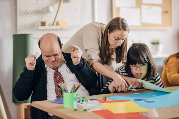 طراحی UX بیماران برای کلینیک دندانپزشکی کودکان در تهران: نوبتدهی آنلاین و افزایش رضایت والدین - تصویر کودکان در حال فعالیتهای هنری و بهبود تجربه والدین