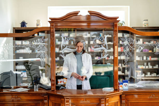 داروساز در حال کار پشت پیشخوان در داروخانه سنتی اهواز - نرمافزار مدیریت داروخانه، داروسازی