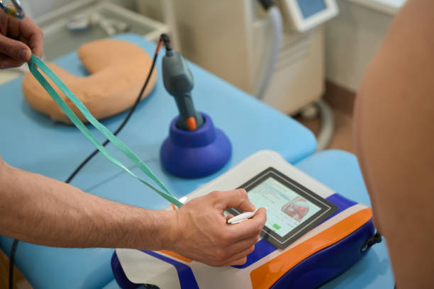 نرمافزارهای مدیریت مطب و CRM پزشکی برای مراکز فیزیوتراپی در یزد: طراحی پرتال نوبتدهی آنلاین و بهبود تجربه بیمار 2026 - فیزیوتراپیست در حال آمادهسازی برای الکترومیوستیمولاسیون، مرتبط با نرم افزار فیزیوتراپی