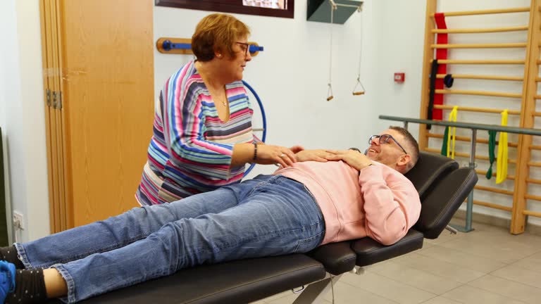 آموزش سئو و مشاوره دیجیتال مارکتینگ سلامت برای مراکز فیزیوتراپی در شیراز - فیزیوتراپیست در حال انجام تمرینات توانبخشی با بیمار مرد، نمادی از خدمات تخصصی