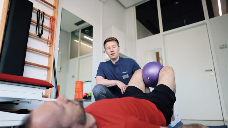 نرمافزارهای مدیریت مطب و CRM پزشکی برای مراکز فیزیوتراپی در یزد: طراحی پرتال نوبتدهی آنلاین و بهبود تجربه بیمار 2026 - جلسه فیزیوتراپی، نمادی از بهبود تجربه بیمار و مدیریت کلینیک