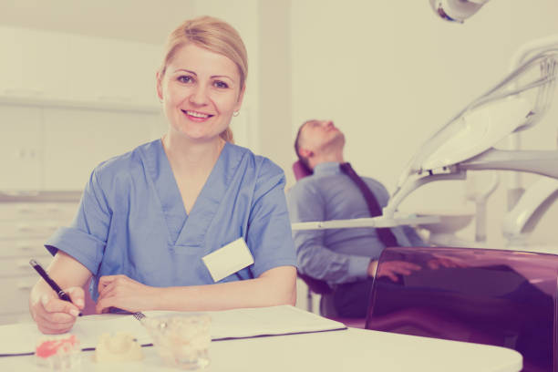 طراحی پرتال نوبتدهی آنلاین و CRM پزشکی برای دندانپزشکی زیبایی در تهران: بهینهسازی تجربه بیمار 2026 - دندانپزشک در حال ثبت اطلاعات در نرمافزار دندانپزشکی زیبایی