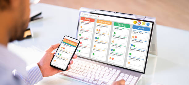 نرمافزارهای مدیریت کلینیک ترک اعتیاد در اصفهان: تضمین پایداری وبسایت سلامت ۲۰۲۶ - مدیر پروژه در حال استفاده از نرمافزار مدیریت کلینیک