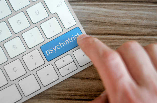 روانپزشک در حال تایپ روی کیبورد - بهینهسازی وبسایت سلامت و سئو روانپزشک