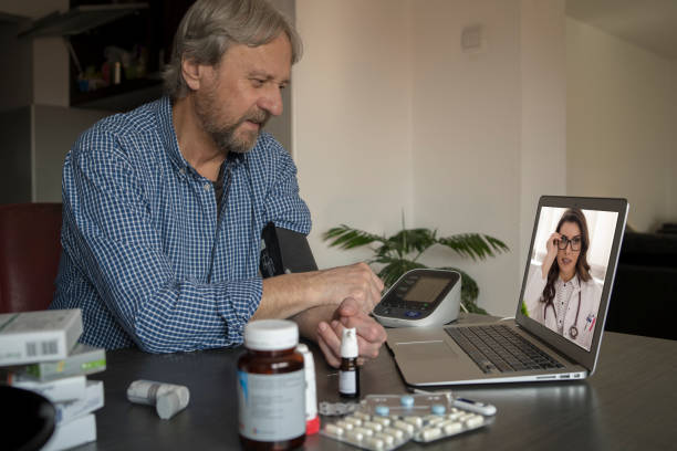 پشتیبانی وبسایتهای درمانی و امنیت سایبری برای مراکز سالمندان در تهران: پایداری با وردپرس پزشکی 2026 - پزشک در حال گفتگو آنلاین با بیمار سالمند