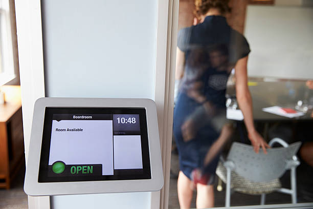 طراحی سایت پزشکی و نوبتدهی آنلاین هوشمند برای متخصص داخلی در تهران: بهبود تجربه بیمار و نمایش سیستم نوبتدهی هوشمند روی تبلت