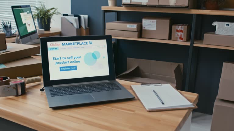 لپتاپ با صفحه اصلی فروشگاه ساز آنلاین و سایت آماده فروشگاهی