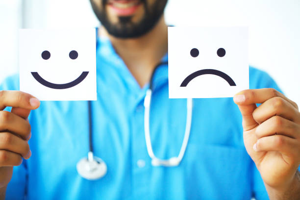 نرمافزارهای مدیریت مطب و CRM پزشکی برای کلینیکهای هومیوپاتی در شیراز: ارتقاء نوبتدهی آنلاین و رضایت بیمار 2026 - پزشک در حال نمایش کارت با نماد کمک، نمادی از پشتیبانی بیمار