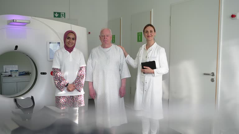 بیمار و پزشکان در مرکز فوق تخصصی سرطان: بهبود خدمات درمانی و استفاده از فناوری