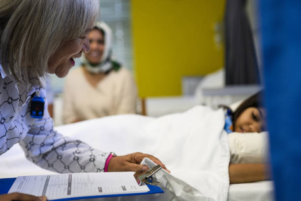 طراحی سایت پزشکی پیشرفته با CRM پزشکی: پرستار در حال بررسی بیمار برای بهبود تجربه بیمار در پزشکی