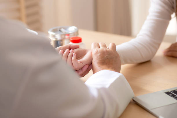 سئو تخصصی پزشکی برای مراکز توانبخشی عصبی و جسمی: بهینهسازی UX بیماران و جذب مراجعین هدفمند 2026 - پزشک در حال بررسی نبض بیمار سالمند