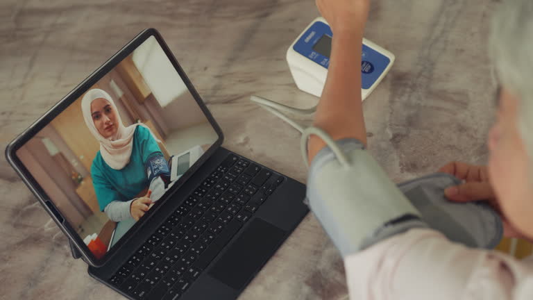 طراحی UX بیماران و توسعه وب سلامت برای مراکز تصویربرداری پزشکی در تبریز – زن سالمند در حال استفاده از تبلت – پشتیبانی وبسایتهای درمانی پایدار 2026