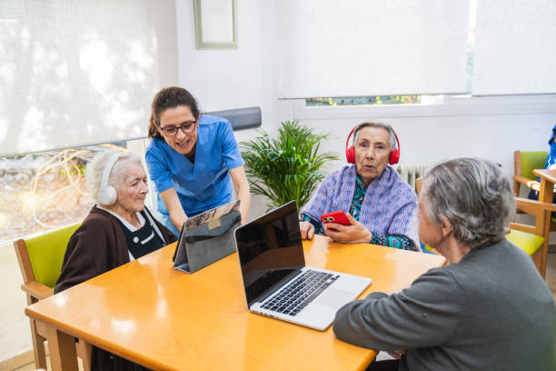 نرمافزارهای مدیریت و CRM پزشکی برای مراکز سالمندان در رشت: خدمات مراقبتی سالمندان