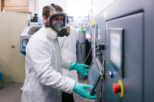 پشتیبانی وبسایتهای درمانی برای آزمایشگاههای پاتوبیولوژی در تهران: دانشمندان در حال کار با تجهیزات آزمایشگاهی و نگهداری سایت آزمایشگاهی