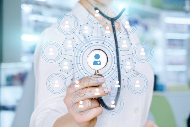 پزشک در حال بررسی دادههای پزشکی روی تبلت، نمادی از کارایی سیستم CRM پزشکی و وبسایت سلامت در مطب مدرن ۲۰۲۶