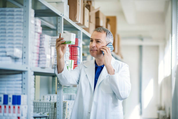 توسعه وب و CRM پزشکی برای داروخانههای تخصصی در تهران: افزایش بهرهوری و مدیریت هوشمند موجودی 2026 - داروسازان در حال مدیریت موجودی داروخانه با گوشی هوشمند و نرم افزار داروخانه تخصصی