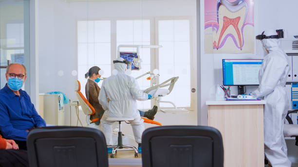 استراتژیهای برندینگ ایمپلنت: دندانپزشکی در حال دعوت بیمار بعدی، نمایش حرفهایگری و خدمات کلینیک دندانپزشکی در رشت