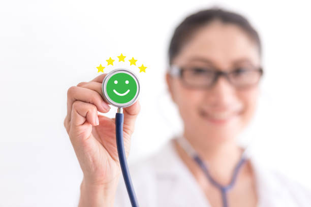 دندانپزشک موفق با لبخند و رضایت بیماران در نیشابور، نتیجه استراتژی سئو سایت پزشکان و UX کودکمحور ۲۰۲۶